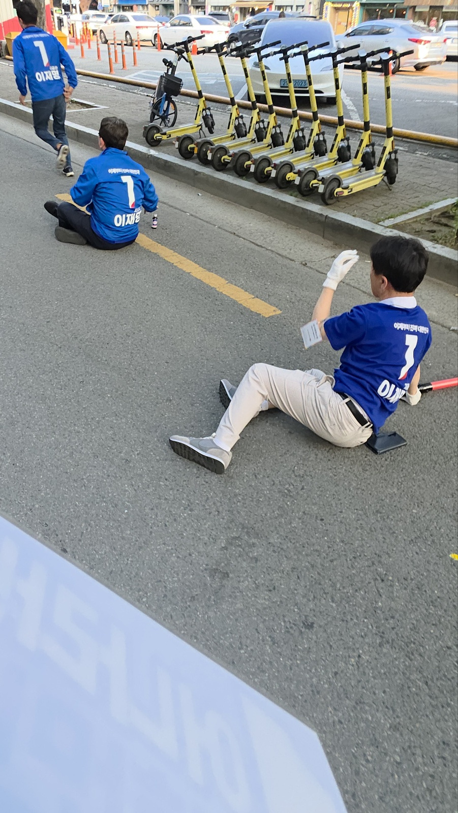 민주당 지지자들 차로밀고 도주하려한 20대 대구남 | 인스티즈