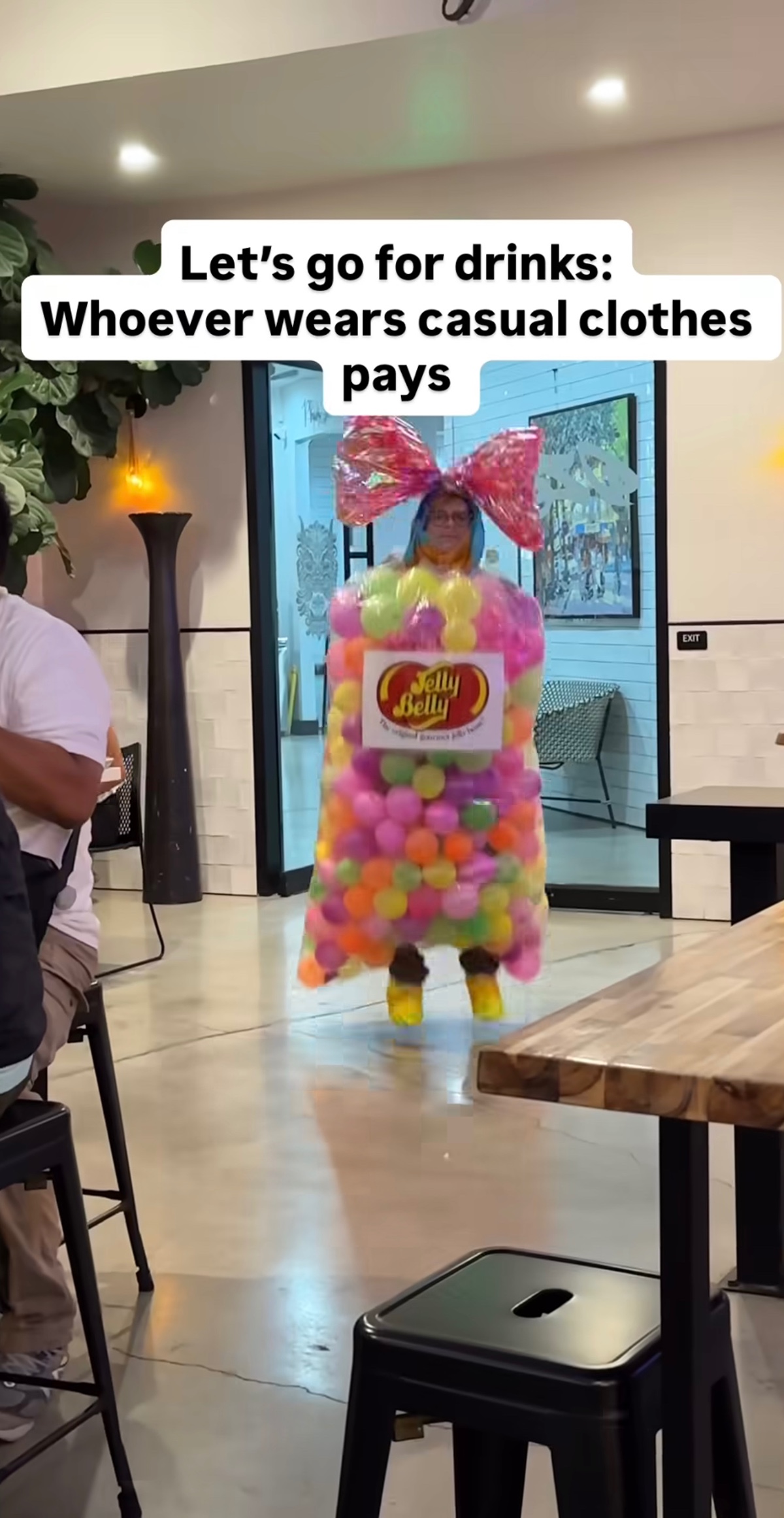 평범하게 입고 온 사람이 술값 내기로 함 | 인스티즈