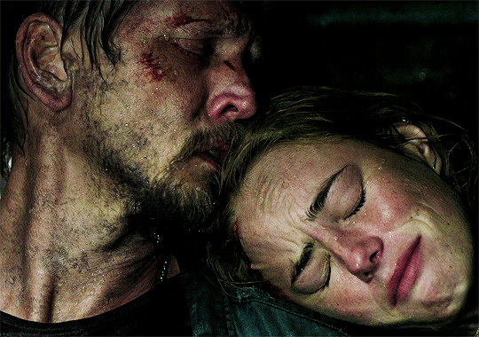 연락이 안되는 아빠가 걱정되서 집에 가봤더니 강아지가 지하실을 계속 응시하길래...gif | 인스티즈