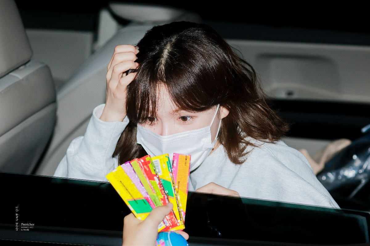 팬이 선물이라고 과자주니까 표정 못 숨기는 아이돌 | 인스티즈