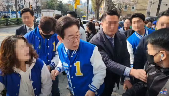 '자라 보고 놀란 이재명'…유세 중 행인이 부딪히자 '굳은 얼굴' | 인스티즈