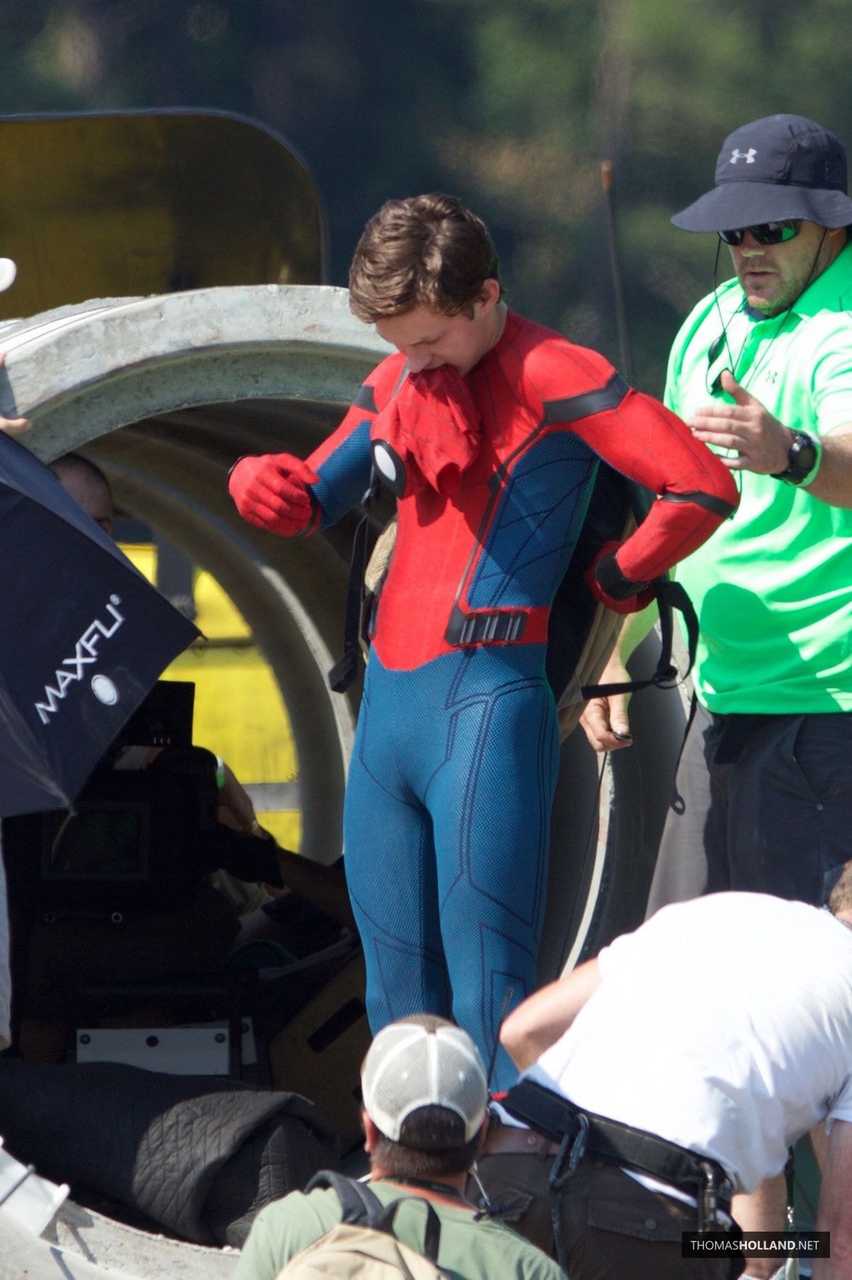 남자배우들이 꽉 끼는 타이즈를 입을때 중요부위를 가리는 방법.jpg | 인스티즈