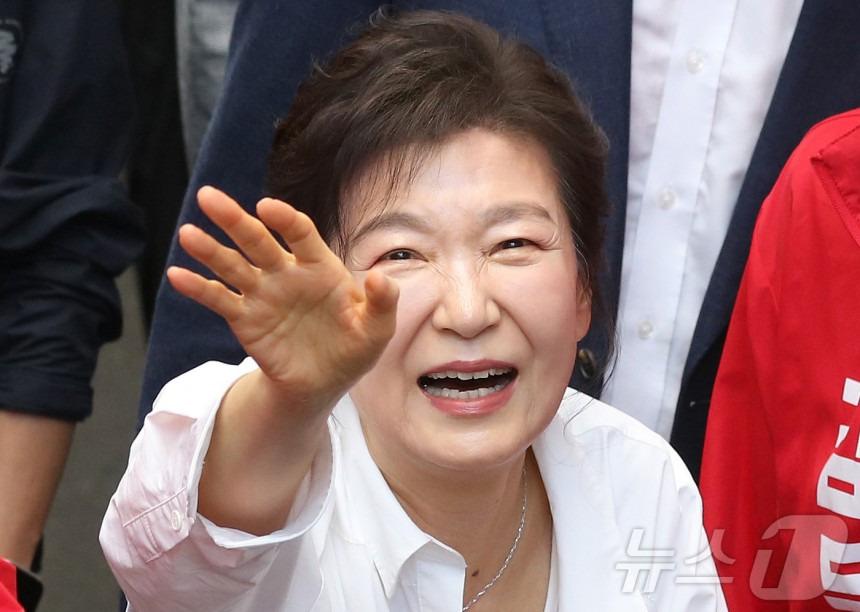 어제자 박근혜 서문시장 룩 | 인스티즈