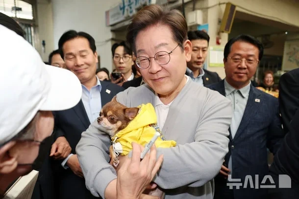 이재명 김문수로 보는 올바르게 강아지 안는 방법 | 인스티즈