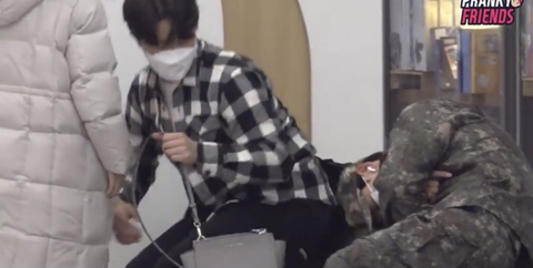 (감동 실험) 군인이 어깨에 기대 잠든다면? +댓글 | 인스티즈