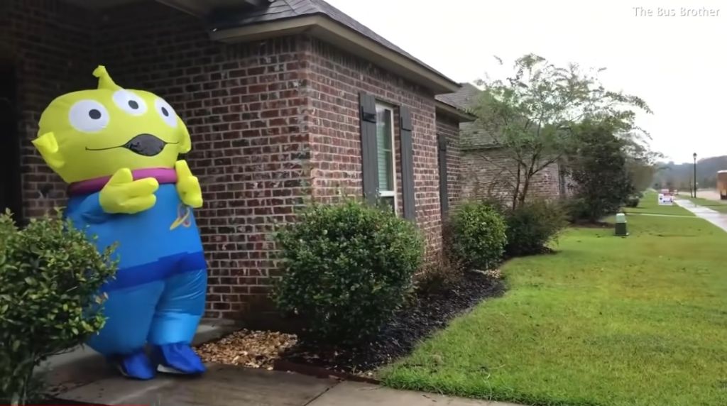 매일 다른 코스튬을 하고 동생을 마중 나가는 형 | 인스티즈