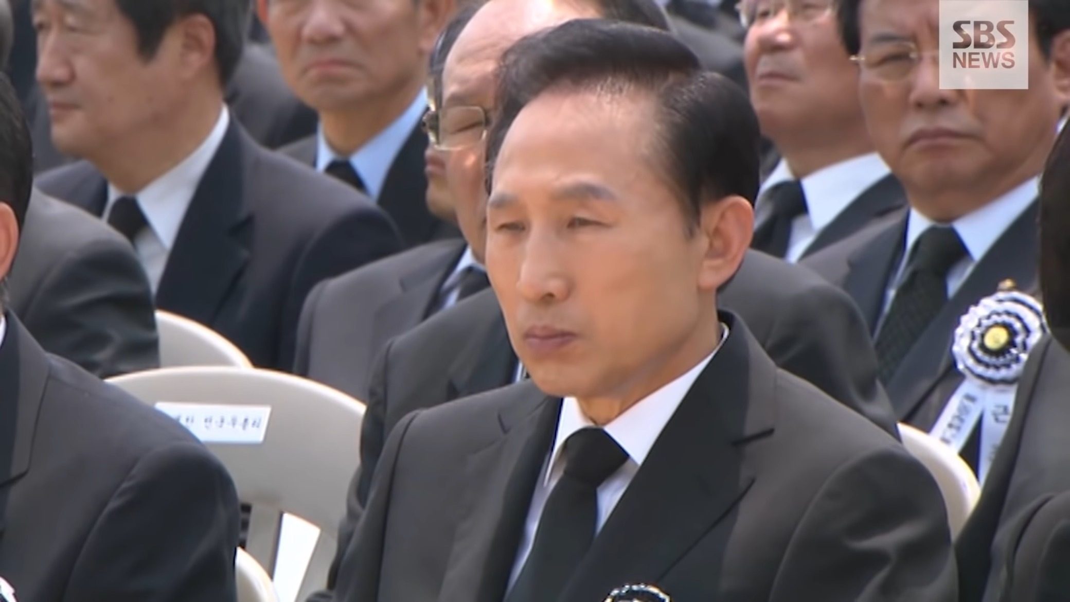 故노무현 대통령 영결식에서 분향하는 이명박.jpgif | 인스티즈