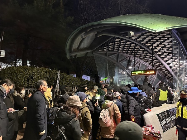 200만명 모였어도 깨끗-질서정연... 한국 민주주의의 힘 | 인스티즈