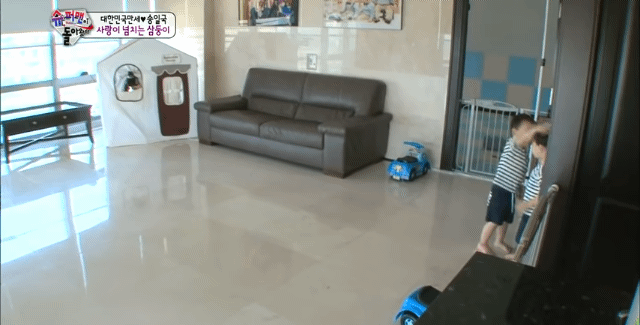 송일국 삼둥이들 빡!!빡!! 때리고 싸운 증거.gif | 인스티즈