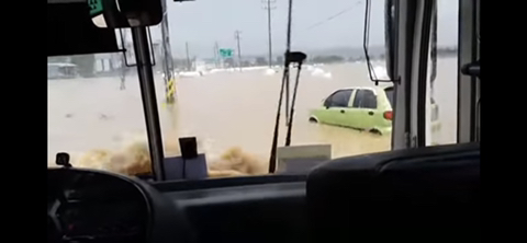 섬진강이 범람해서 통근버스로 회사 탈출하는 영상 | 인스티즈
