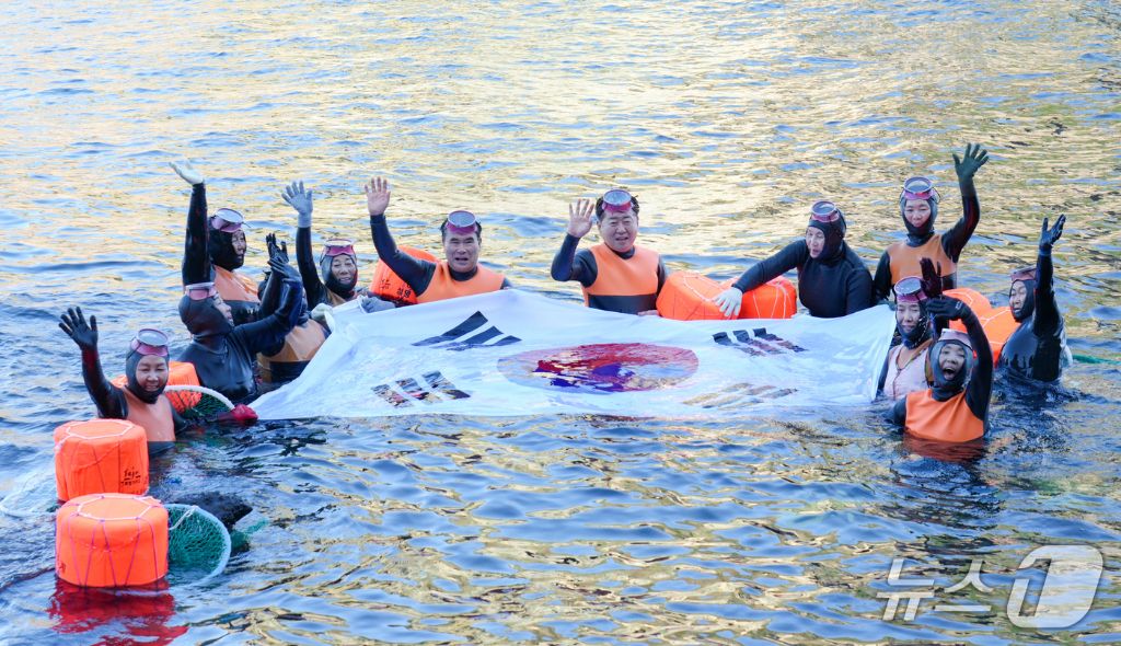 '독도 바다에 대형 태극기'…제주·울릉 해녀 광복 80주년 행사 | 인스티즈