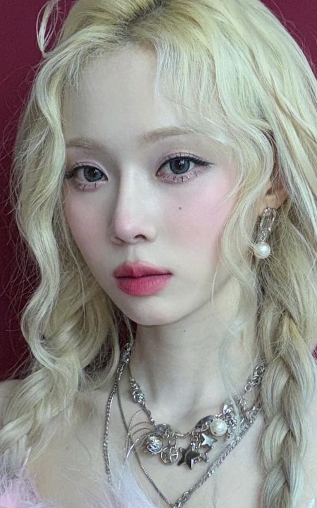 호불호 극명하게 갈리는 요즘 아이돌 오버립 메이크업.twt | 인스티즈