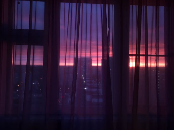 초저녁 걸어가다 넋놓고 올려다보게 되는 날 | 인스티즈