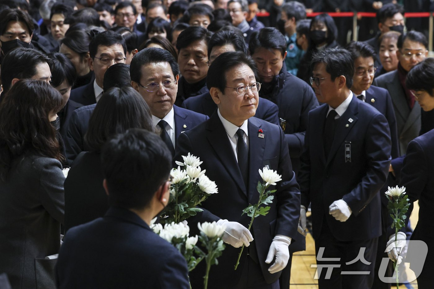 [애경그룹 제주항공 7C2216 참사] 윤석열 한덕수 탄핵당하고 이상민 사라지니 위패를 모신 분향소가 차려짐 | 인스티즈