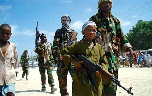 아이에게 인형을 쥐어주면 아이가 되지만 총을 쥐어주면 테러리스트가 된다는걸 보여준 장면 | 인스티즈