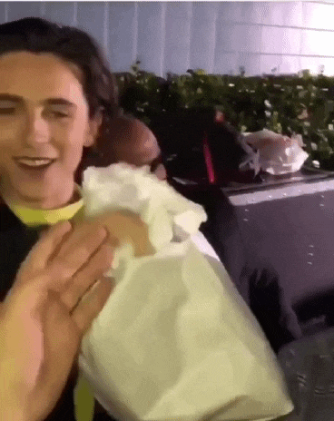 머리 망가지는거 신경 안쓰고 팬썹해주는 티모시 샬라메 gif | 인스티즈