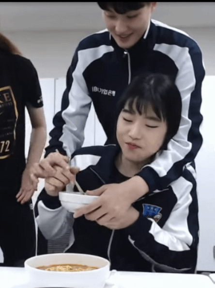 떡볶이 개킹받게 먹는 김희진.gif | 인스티즈