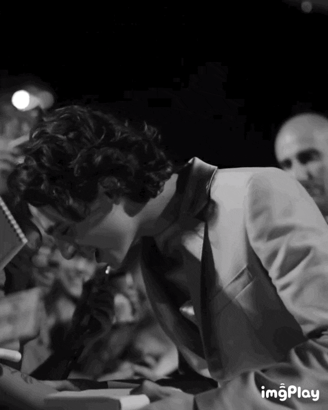 머리 망가지는거 신경 안쓰고 팬썹해주는 티모시 샬라메 gif | 인스티즈