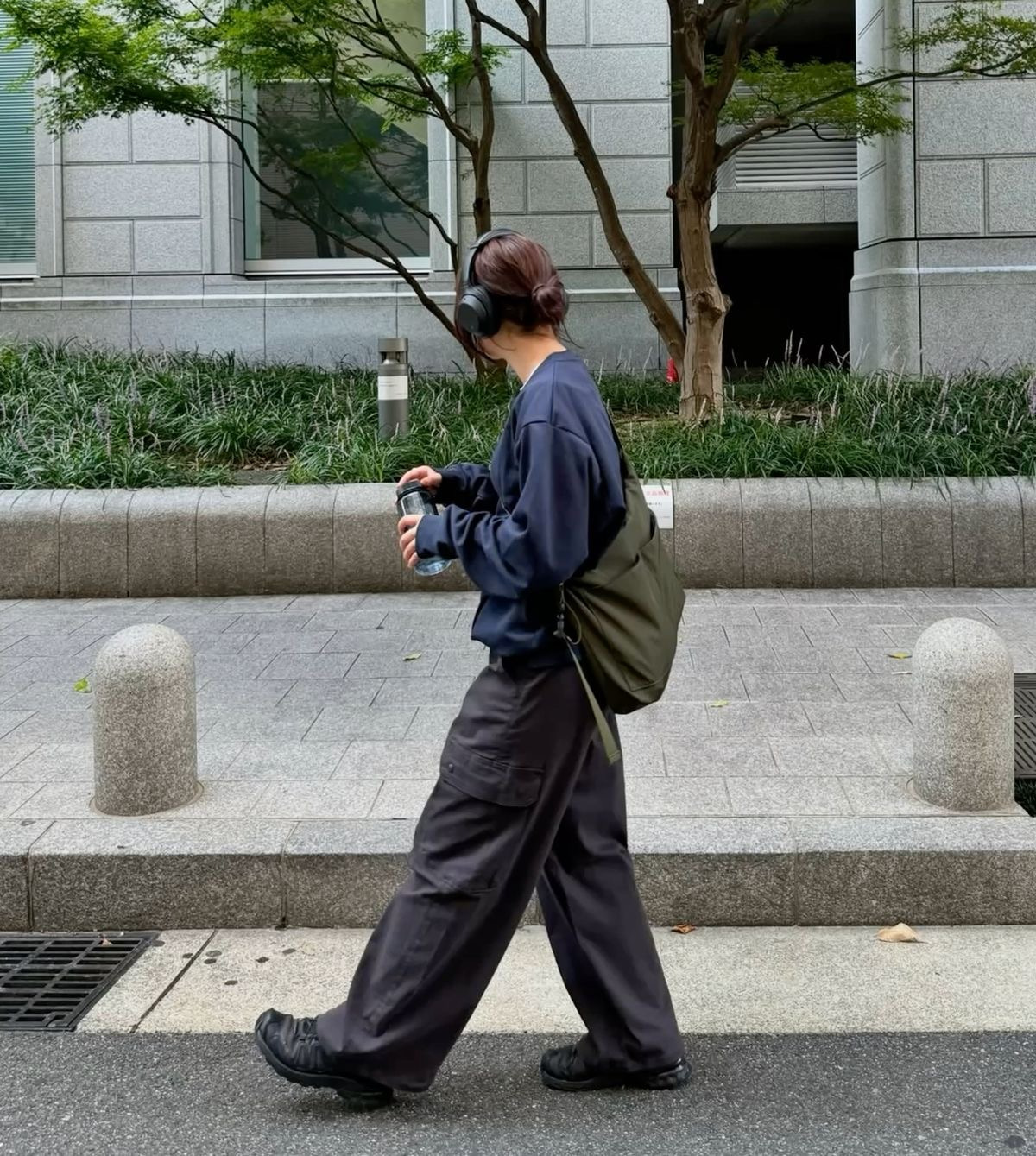 편안한 상의 + 와이드팬츠 + 투박한 신발 = 여자의 가을🍁 | 인스티즈