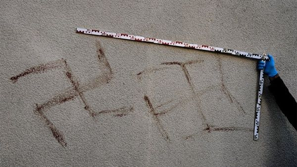 독일 주택가서 인간 피로 쓴 '나치' 상징 낙서가? | 인스티즈