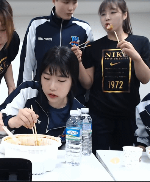 떡볶이 개킹받게 먹는 김희진.gif | 인스티즈