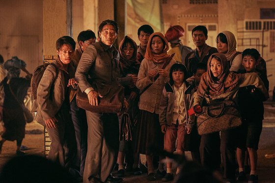 아이에게 인형을 쥐어주면 아이가 되지만 총을 쥐어주면 테러리스트가 된다는걸 보여준 장면 | 인스티즈