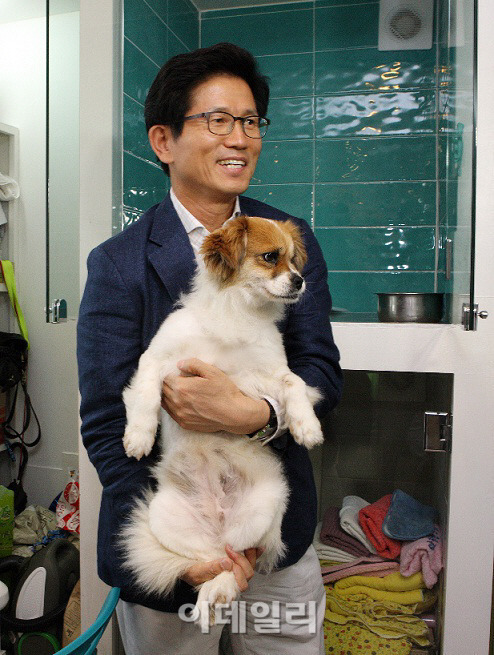 이재명 김문수로 보는 올바르게 강아지 안는 방법 | 인스티즈