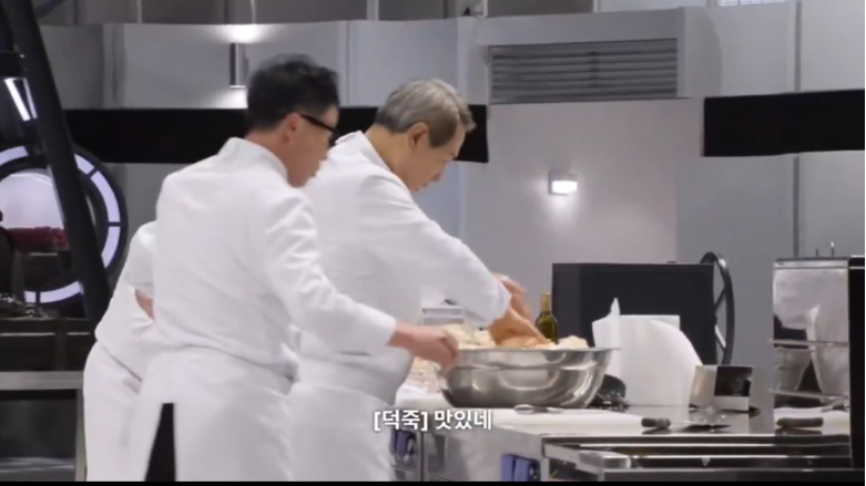 후덕죽선생님 6.25도 겪으신 연세라고..? 근데 임성근덜할아버지가 후선생님 칼 뺏어쓰고 참외김치하게햇다고 이겋도정말웃김 | 인스티즈