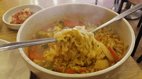 라면 먹기 딱 좋은 시간에 보는 라면 보글보글 맛 좋은 라면... gif | 인스티즈