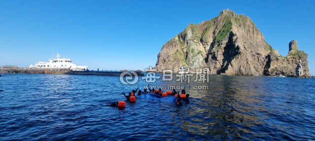 '독도 바다에 대형 태극기'…제주·울릉 해녀 광복 80주년 행사 | 인스티즈