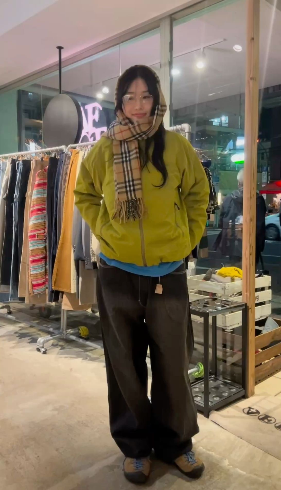 편안한 상의 + 와이드팬츠 + 투박한 신발 = 여자의 가을🍁 | 인스티즈