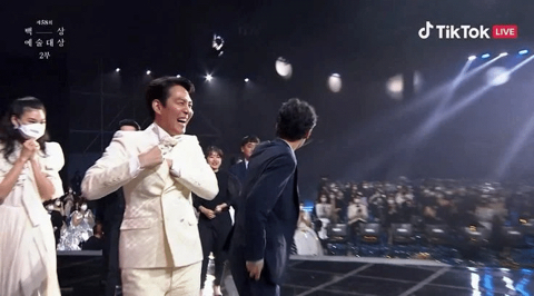 오늘 백상에서 커플룩입고 와서 둘만의 세상에 빠진 듯한....gif | 인스티즈