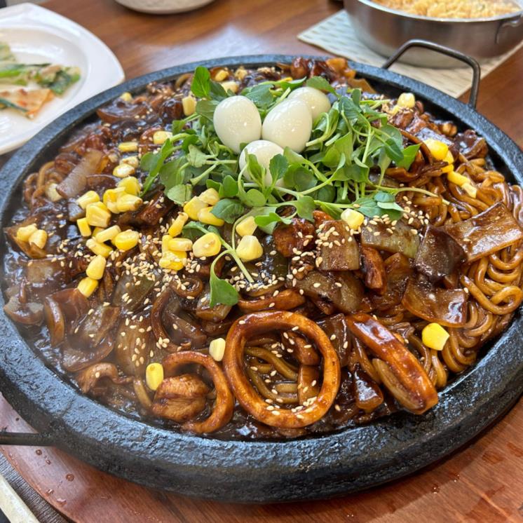 통닭 올려주는 짜장면? 이색 짜장면 맛집 2023 ver | 인스티즈