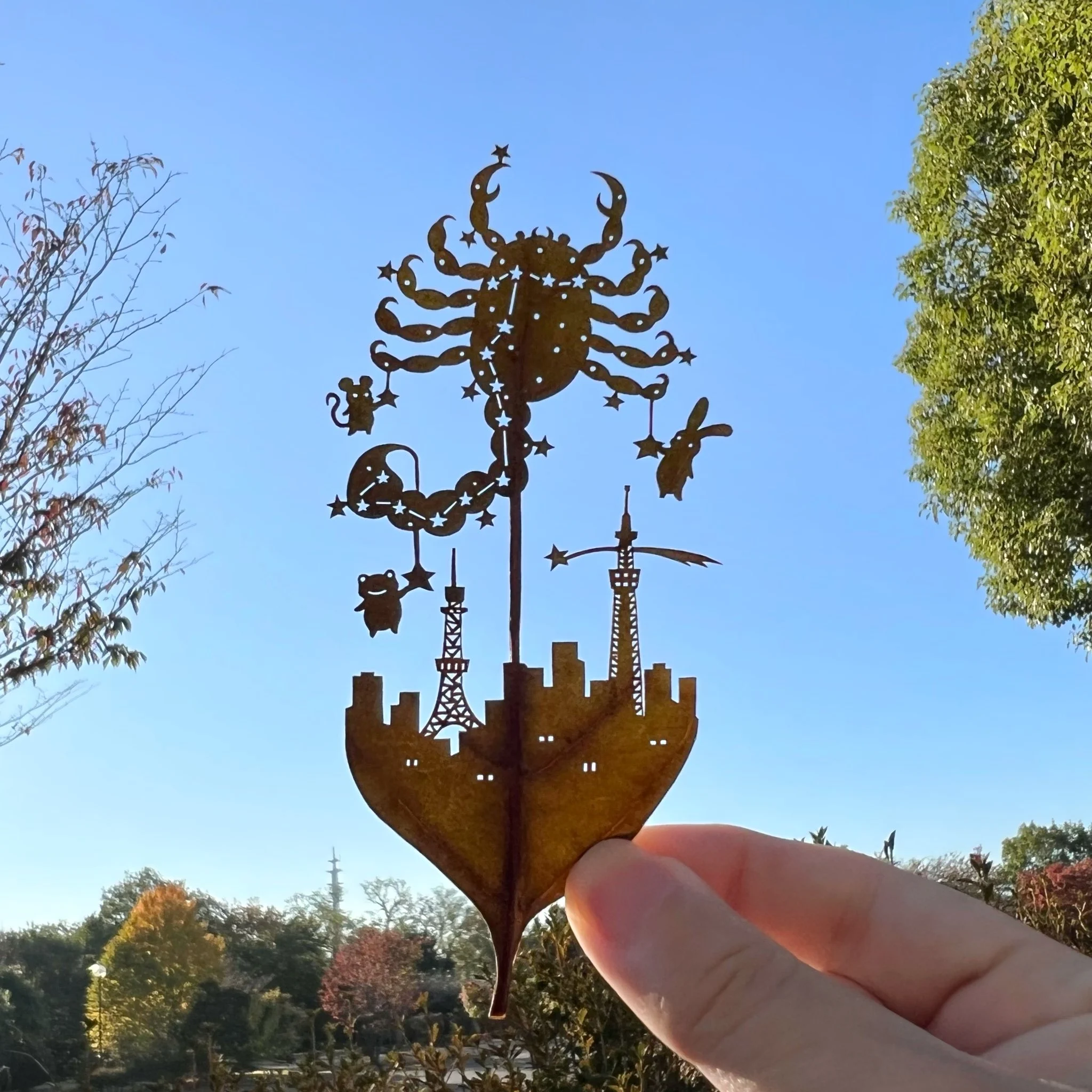 ADHD를 가진 작가가 만든 나뭇잎 아트 작품 | 인스티즈