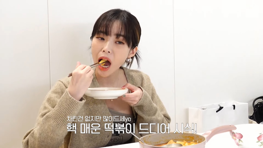 최근 스탭 폰에 있는 앨범을 보다가 충격받았다는 헤이즈 | 인스티즈