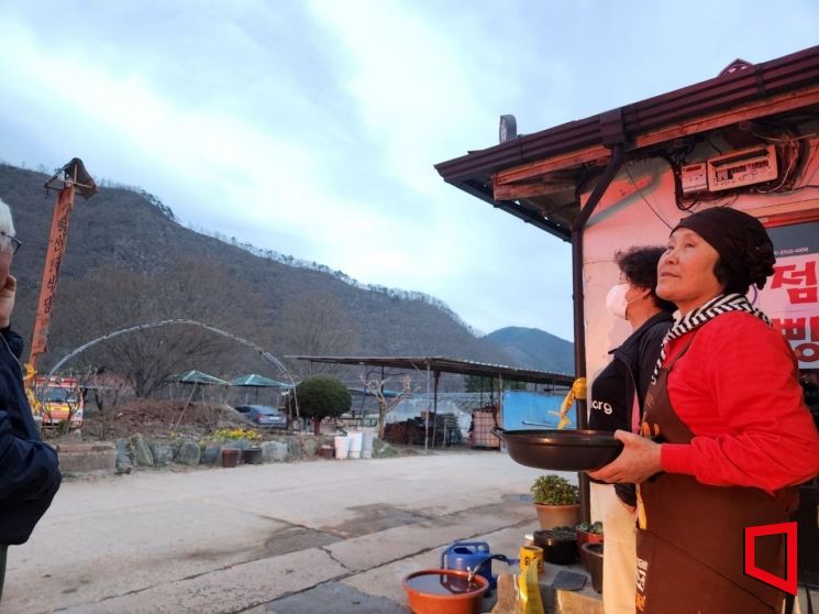 "소방관들 밥은 먹여야지"…대피 않고 마을 지키는 주민들[르포] | 인스티즈