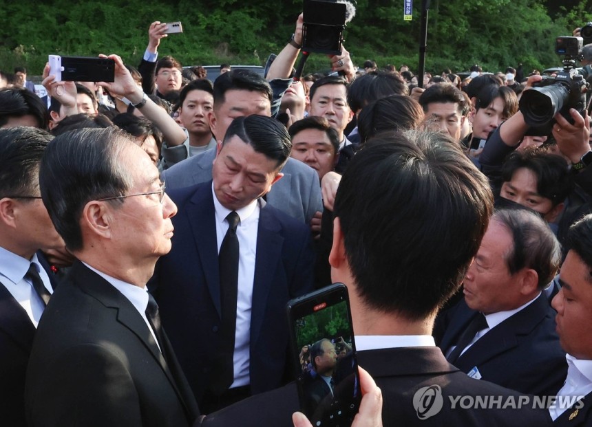 내란범 주제에 518 묘역 간다고 깝쳤다가 쫓겨난 한덕수 | 인스티즈