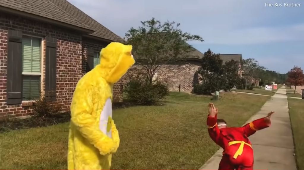 매일 다른 코스튬을 하고 동생을 마중 나가는 형 | 인스티즈