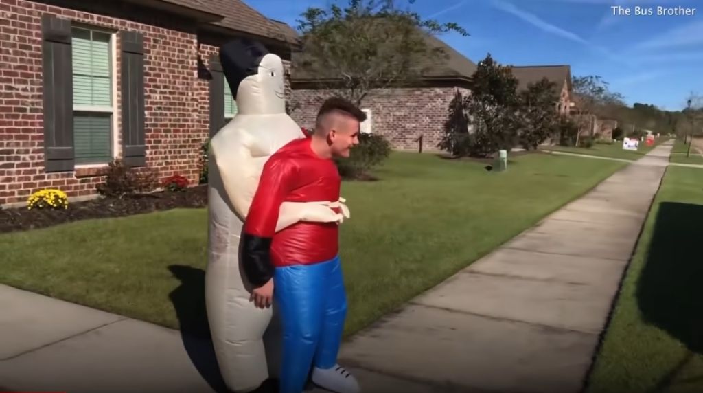 매일 다른 코스튬을 하고 동생을 마중 나가는 형 | 인스티즈