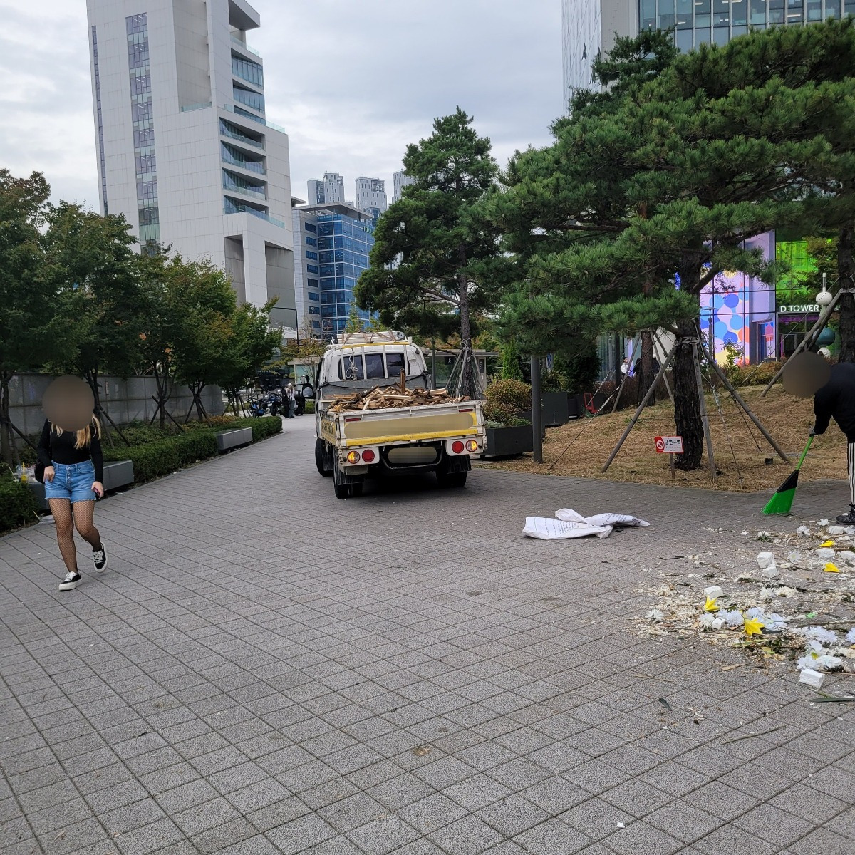 SM 사옥 앞 근조 화환시위 정리 완료됨 | 인스티즈