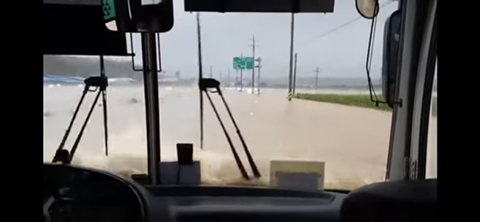 섬진강이 범람해서 통근버스로 회사 탈출하는 영상 | 인스티즈