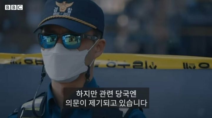 BBC, "작년 촬영된 영상에선 같은 장소를 경찰이 통제하고 있는 것을 볼 수 있습니다" | 인스티즈