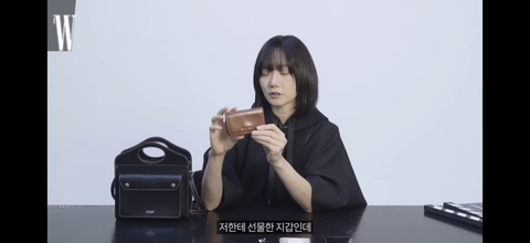 물건을 진짜 오래, 심플하게 쓰는 배두나 왓츠인마이백.jpg | 인스티즈