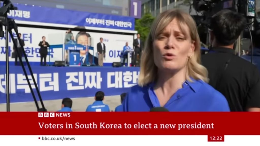 파란색 티셔츠 입은 BBC 기자 | 인스티즈