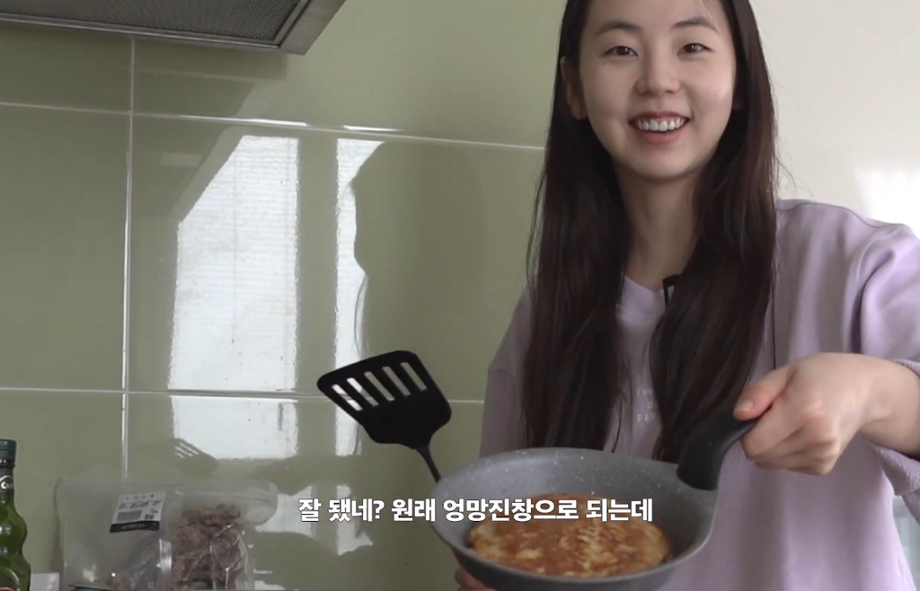 소희의 밀가루 없는 바나나 팬케이크 만들기 | 인스티즈