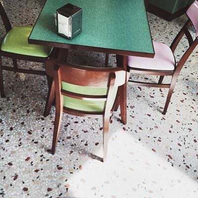 웨스 앤더슨 감독이 디자인한 카페의 인테리어 디테일.jpg | 인스티즈