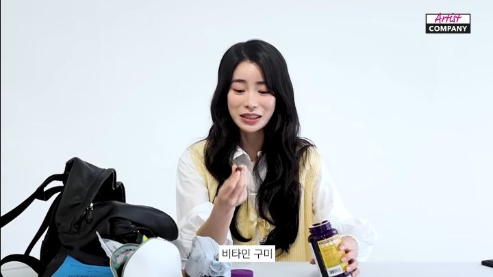 배우 임지연 왓츠인마이백: 진짜 가방 끝없는 영양제와 헬창템들 | 인스티즈
