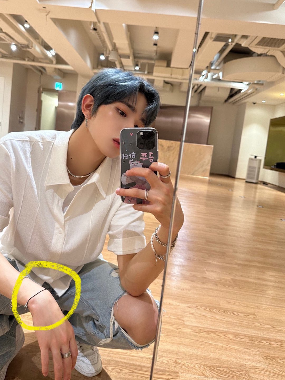 데뷔 초 위안부 후원 팔찌 차고 다닌 남돌 | 인스티즈