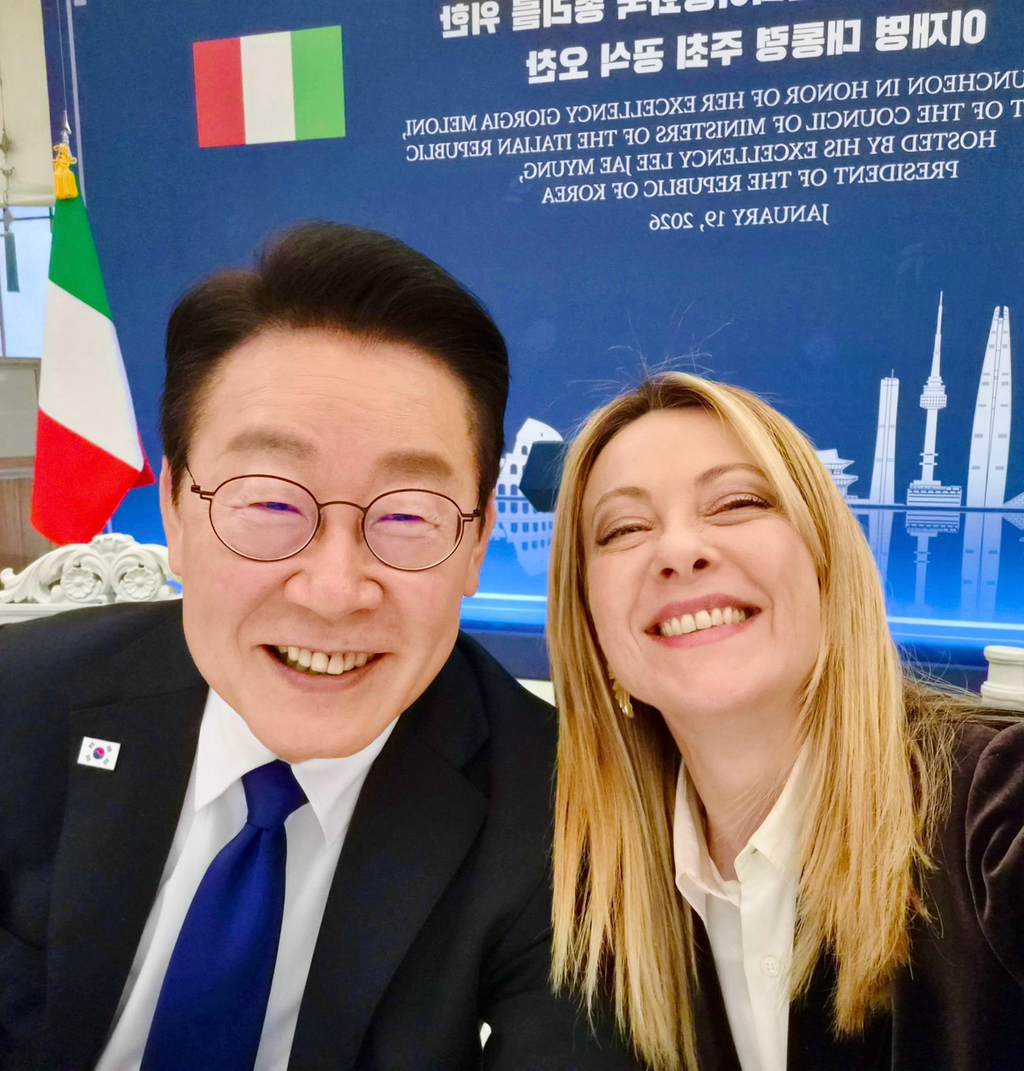 이 대통령, 이번엔 멜로니와 '삼성 휴대전화'로 셀카 | 인스티즈