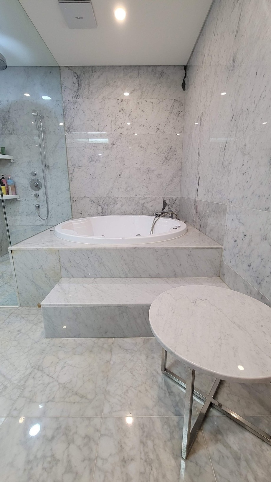 욕실에 식탁은 왜있는거임??...twt | 인스티즈